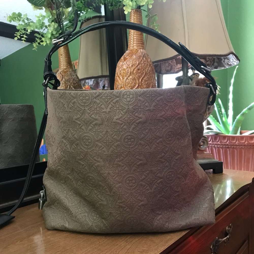 Louise Vuitton Ixia